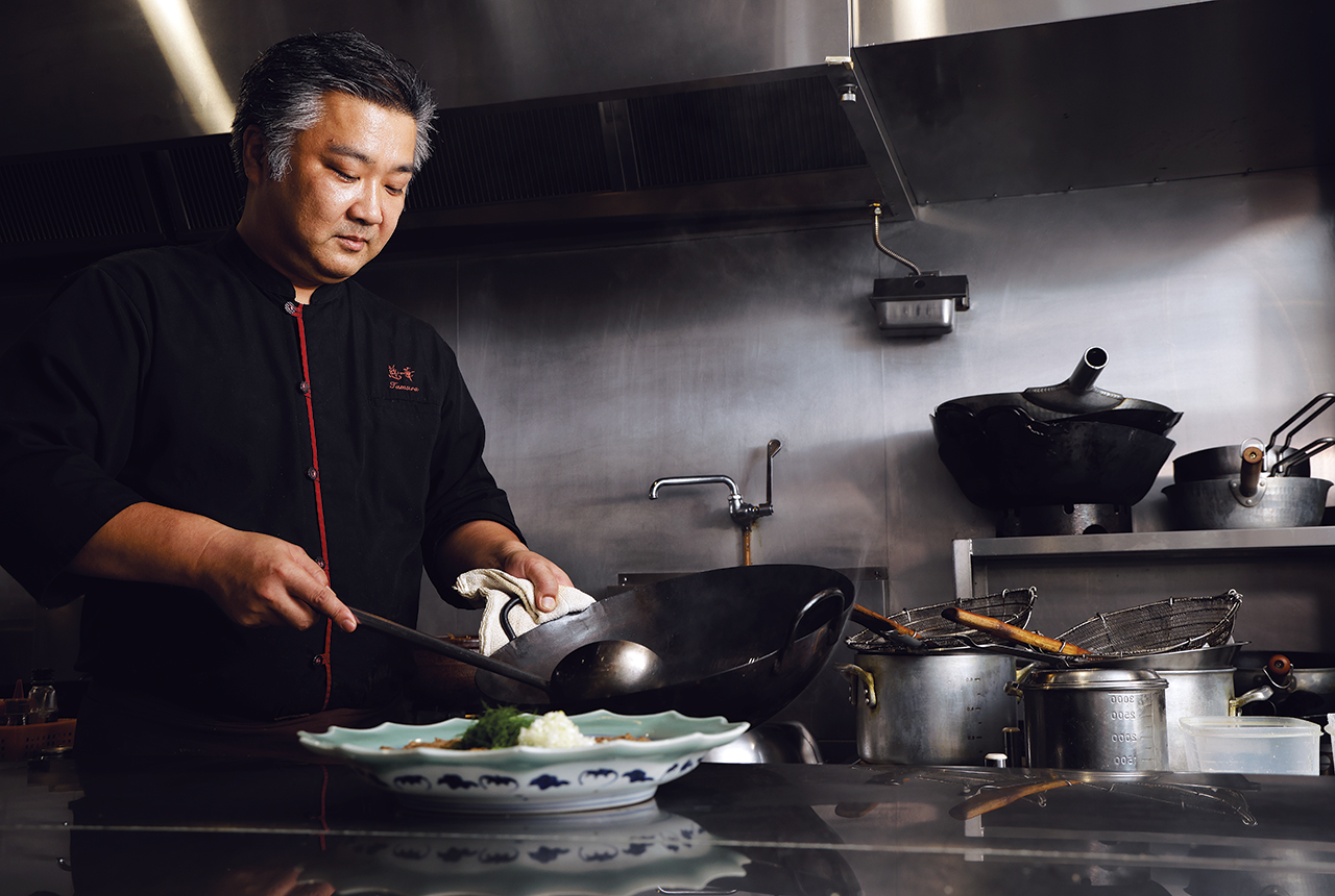 ハンバーグを作る田村亮介氏