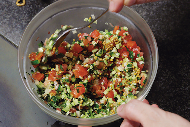 夏野菜の切り菜を作る様子