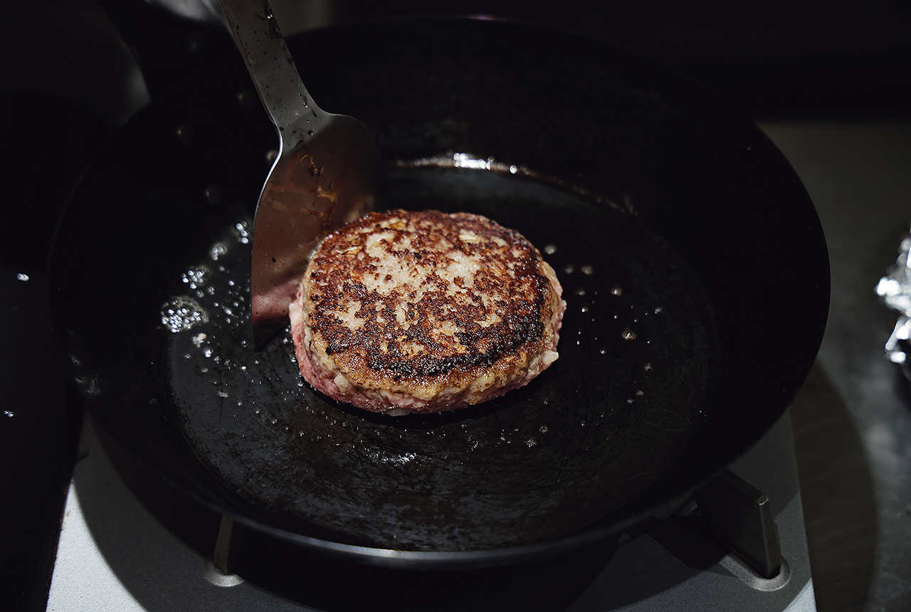 ハンバーグを焼く様子