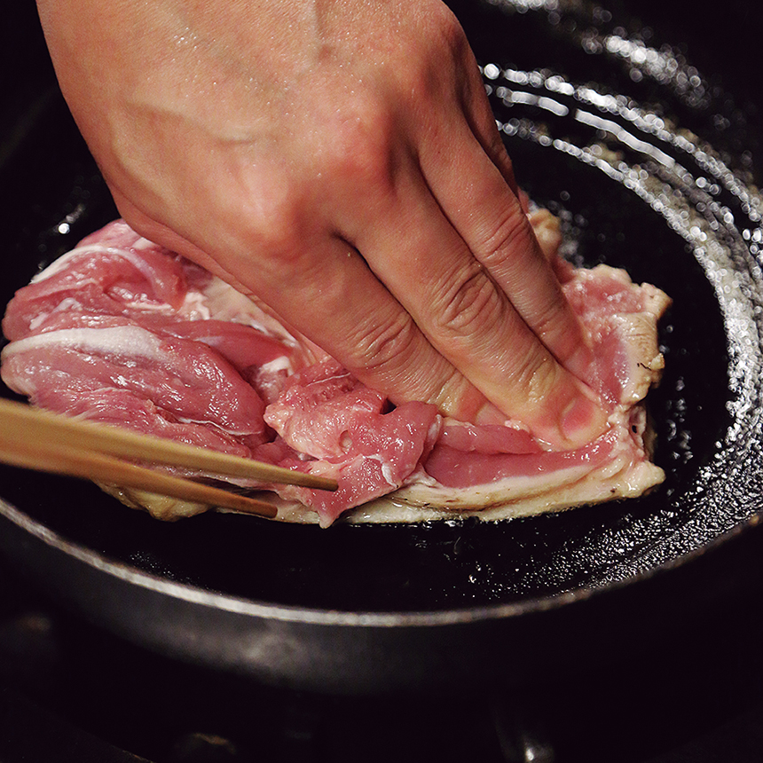 長州黒かしわのモモ肉の皮目を焼く